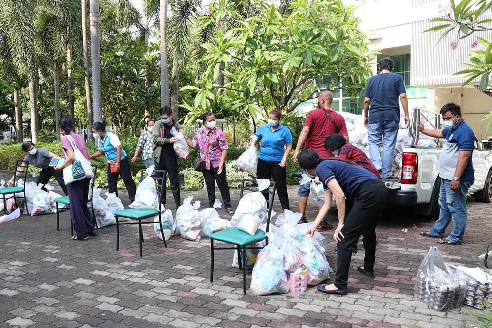 มูลนิธิดวงประทีป และ CSR ล็อกซเล่ย์ มอบถุงยังชีพให้ชุมชน
