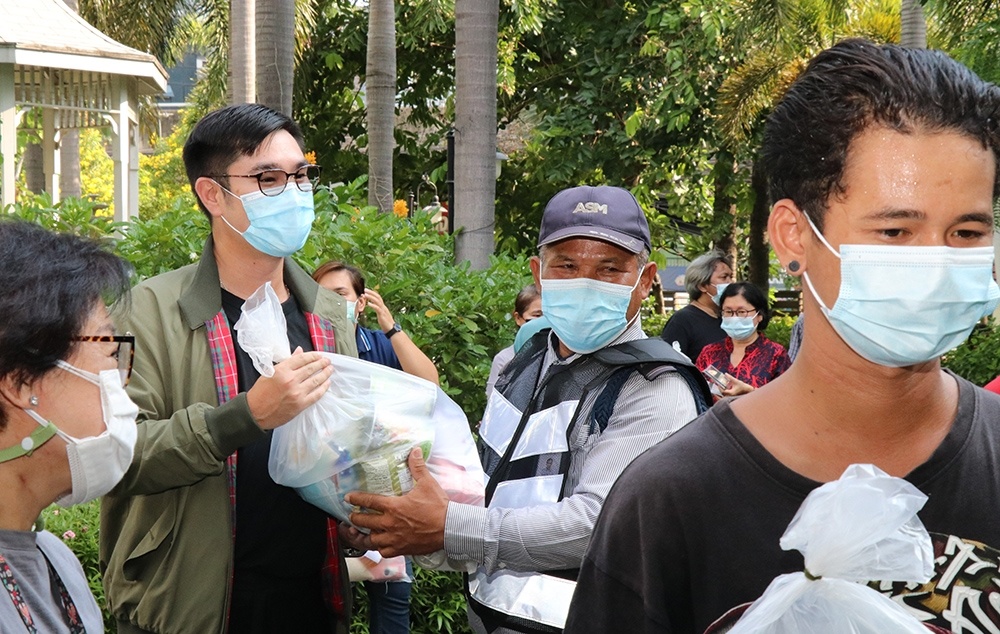 มูลนิธิดวงประทีป และ CSR ล็อกซเล่ย์ มอบถุงยังชีพให้ชุมชน
