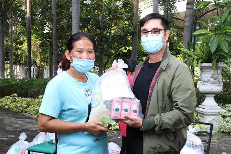 มูลนิธิดวงประทีป และ CSR ล็อกซเล่ย์ มอบถุงยังชีพให้ชุมชน