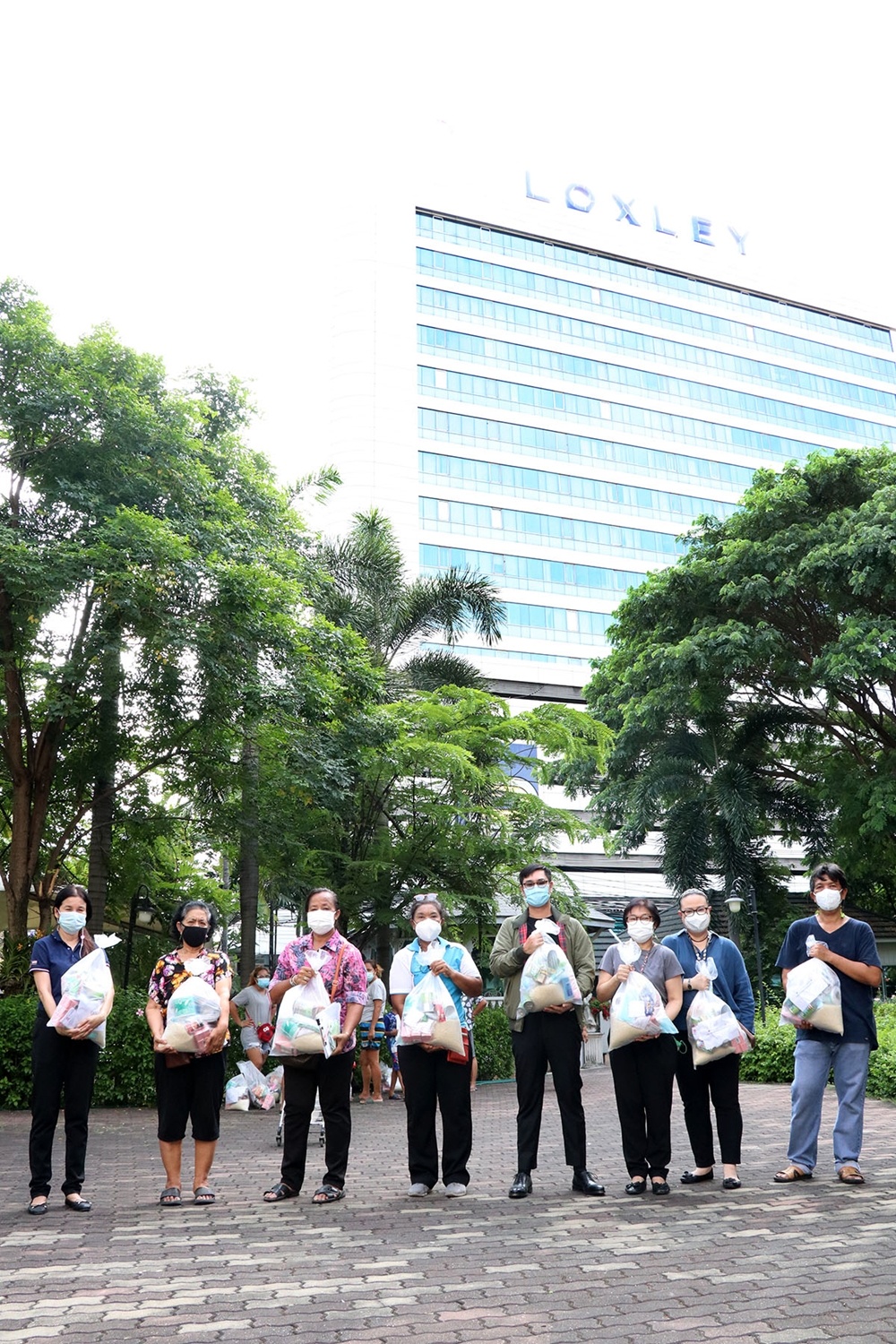 มูลนิธิดวงประทีป และ CSR ล็อกซเล่ย์ มอบถุงยังชีพให้ชุมชน