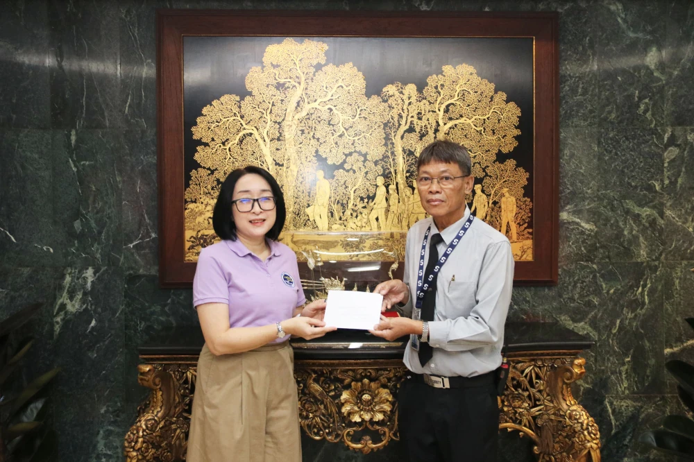ชมรมพนักงานฯ มอบเงินช่วยเหลือเพื่อนพนักงานกลุ่มบริษัทล็อกซเล่ย์
