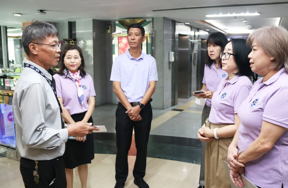 ชมรมพนักงานฯ มอบเงินช่วยเหลือเพื่อนพนักงานกลุ่มบริษัทล็อกซเล่ย์